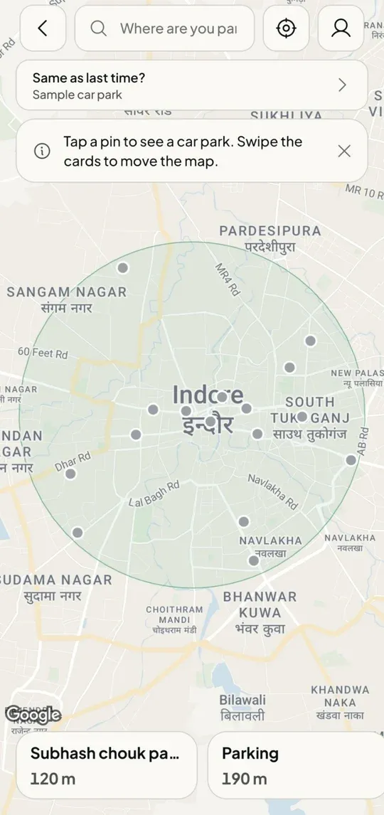 The map: car parks around a city center, with cards for the nearest ones along the bottom.